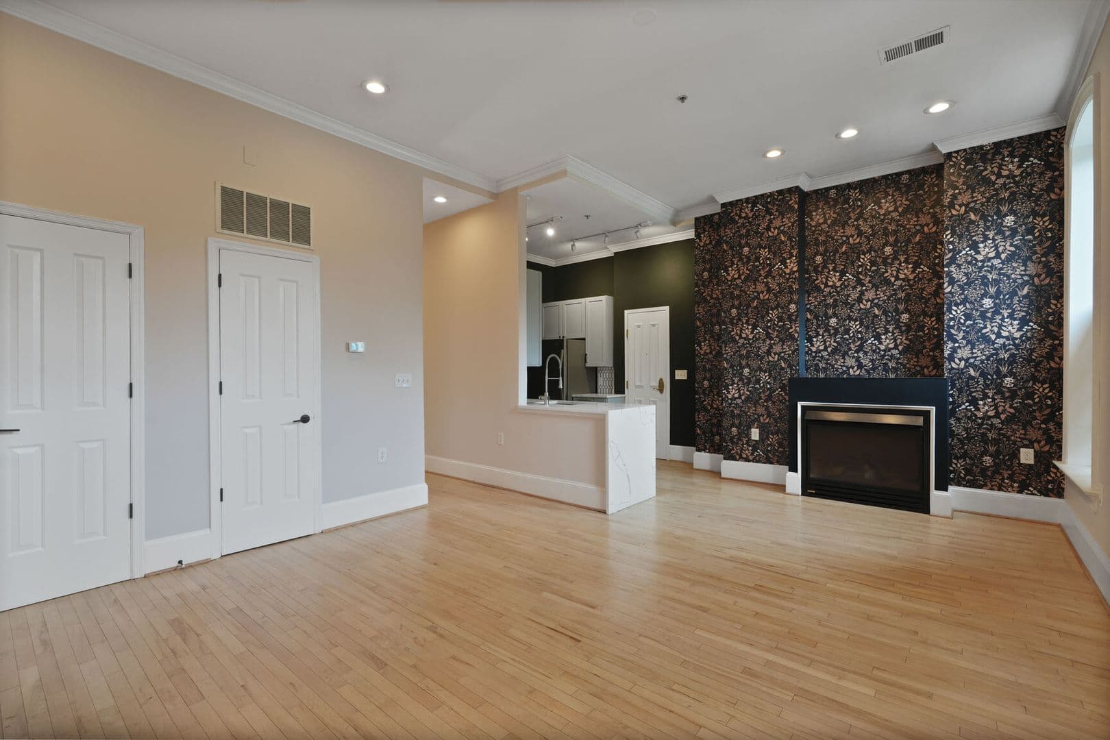 Washington Condo: 20 Logan Cir NW Unit 1-1
