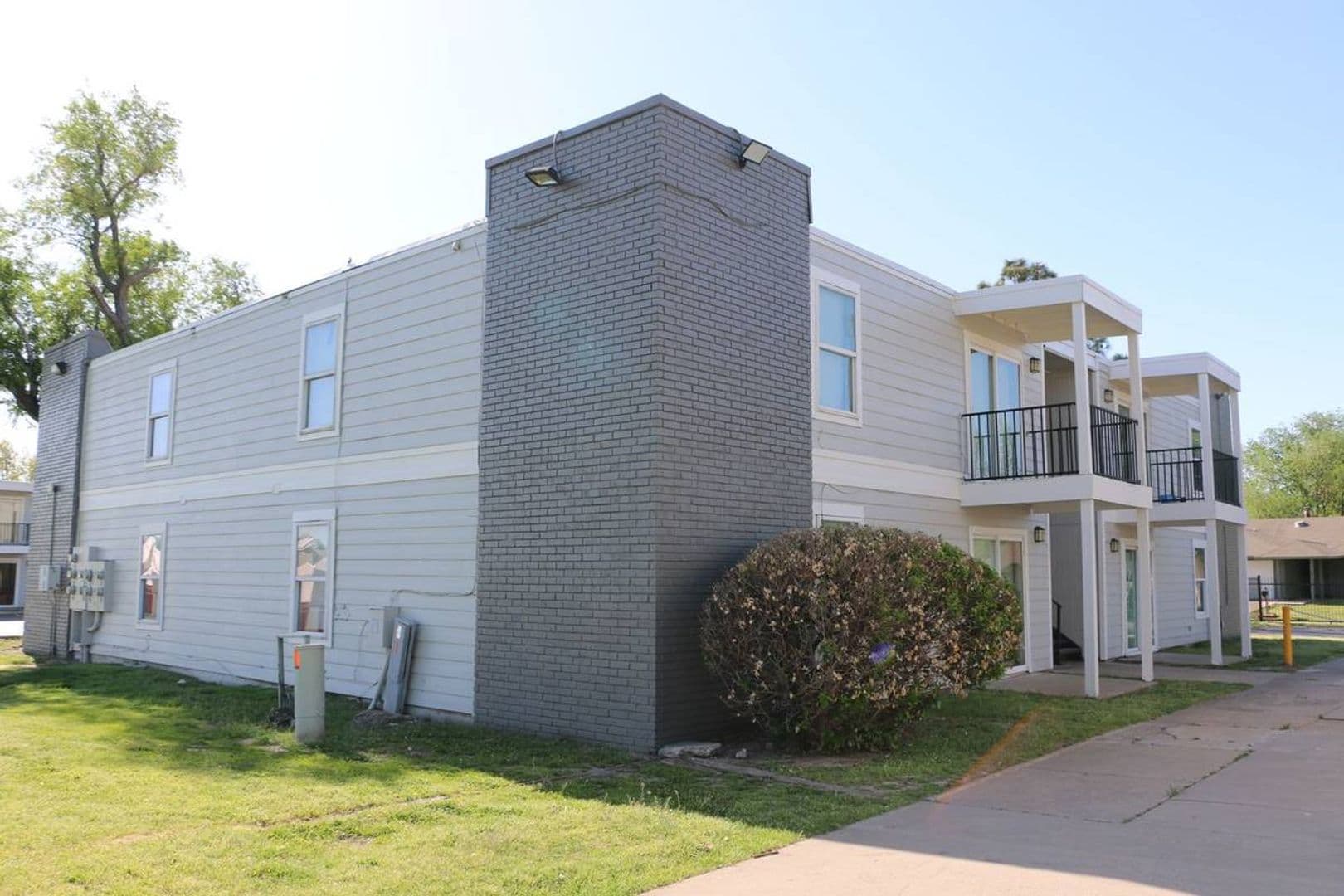 Tulsa Apartment: 10851 E 33rd St
