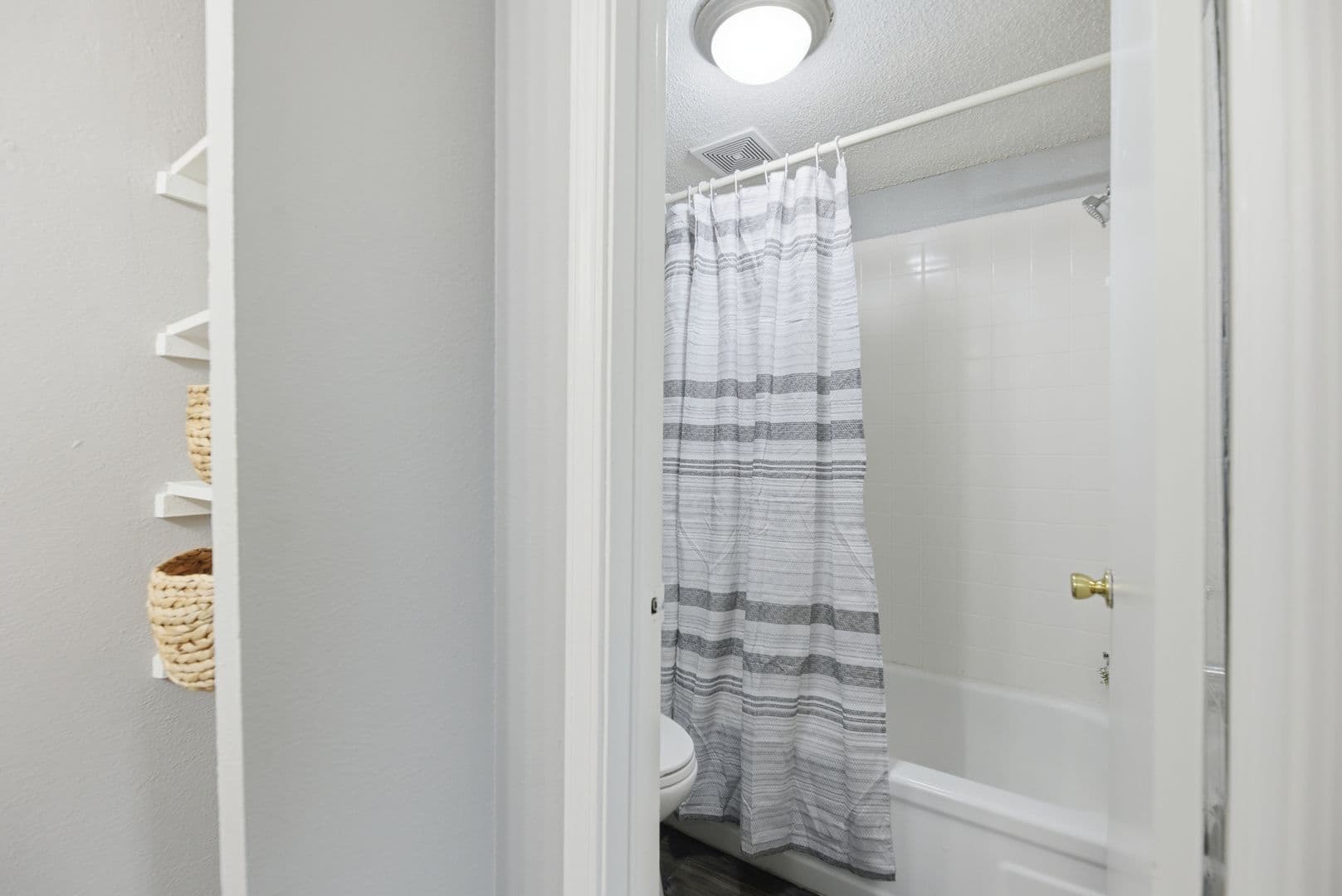 Tulsa Apartment: 9730 E. 33rd St