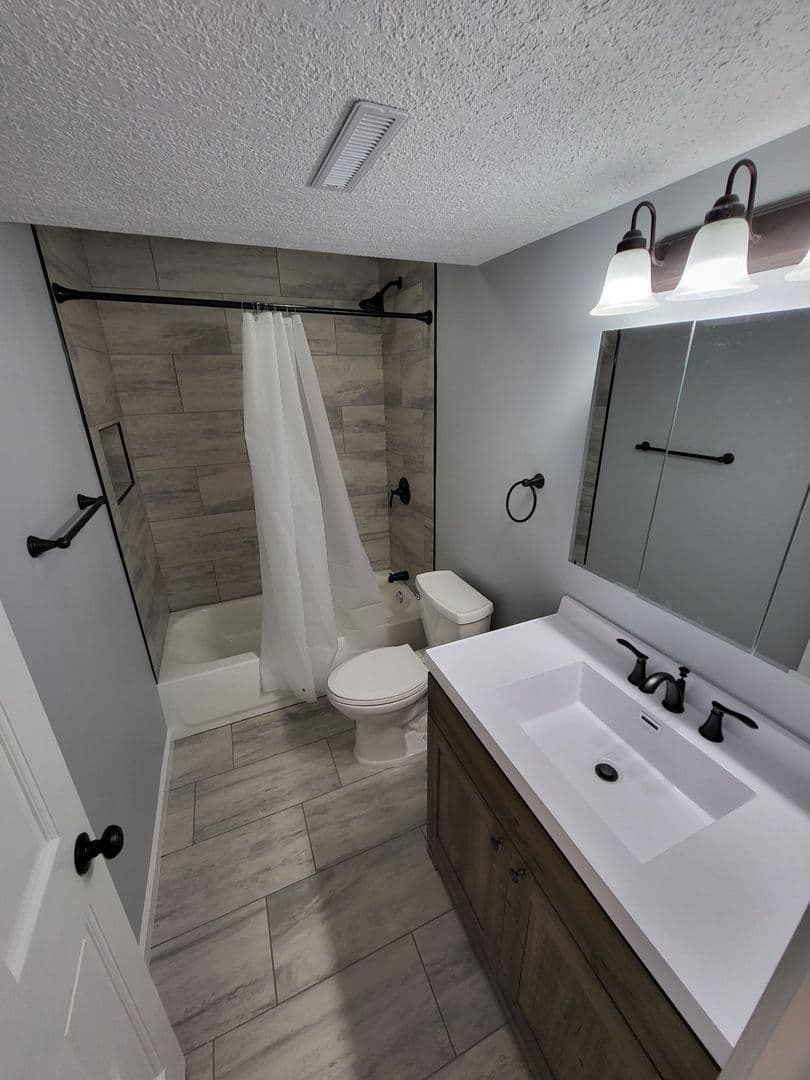 Davenport Apartment: 3342 Heatherton Dr