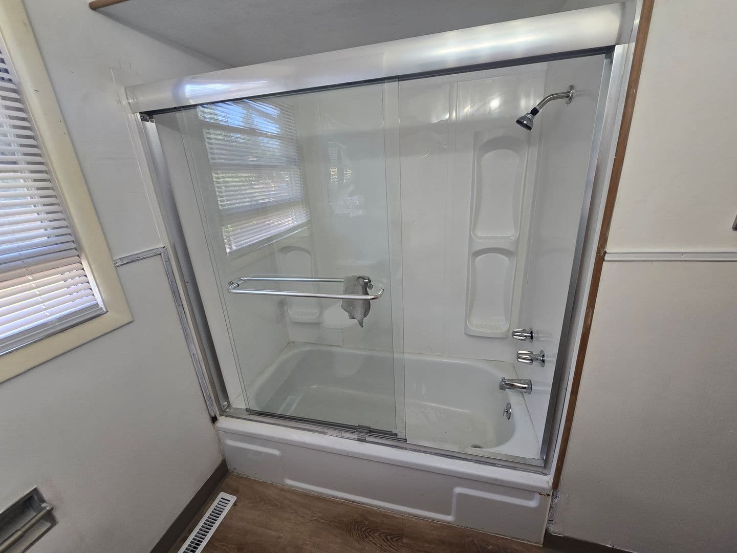 Bend Apartment: 471 NE Clay Ave.