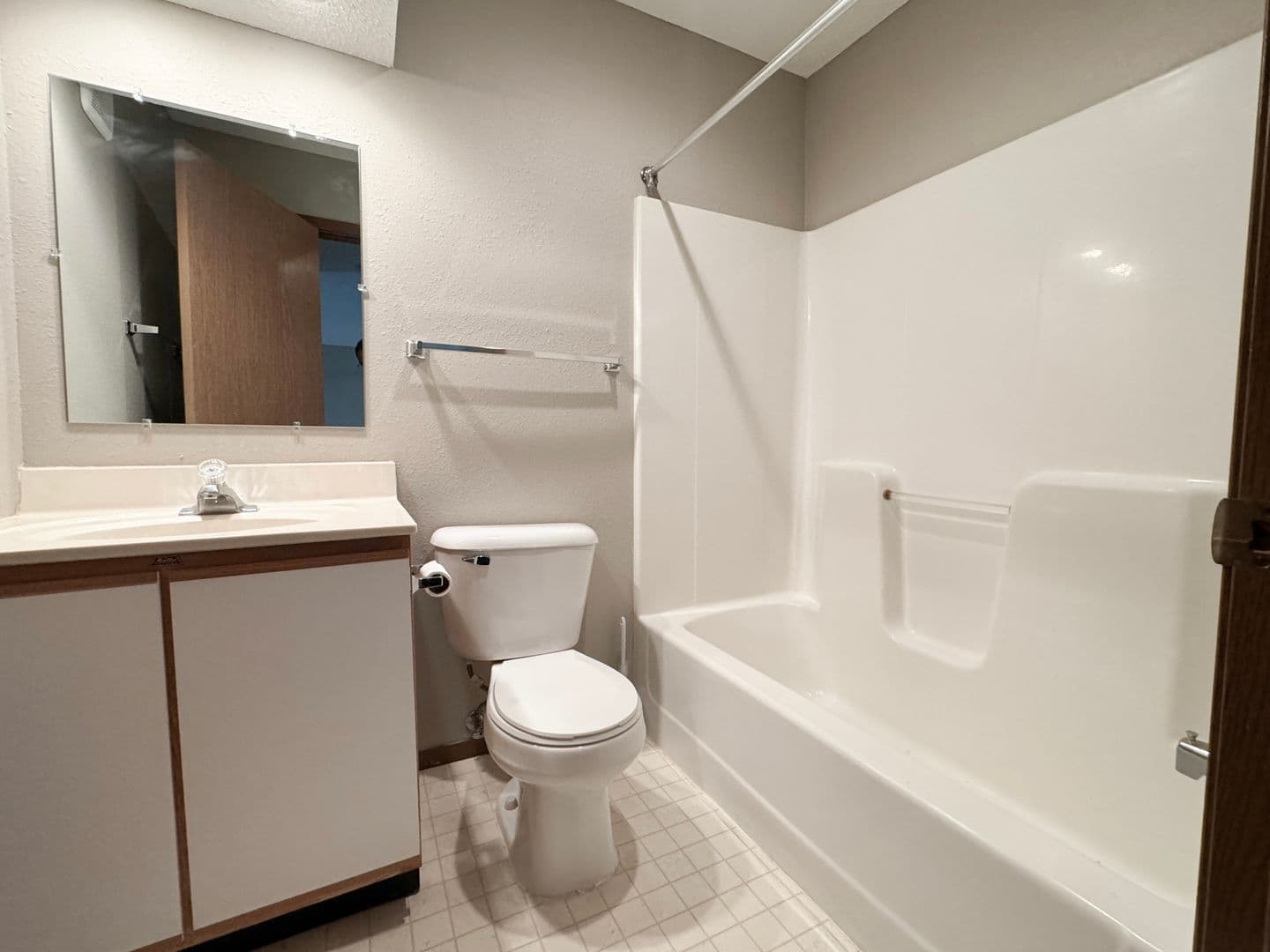 Gaylord Apartment: 10 8th St