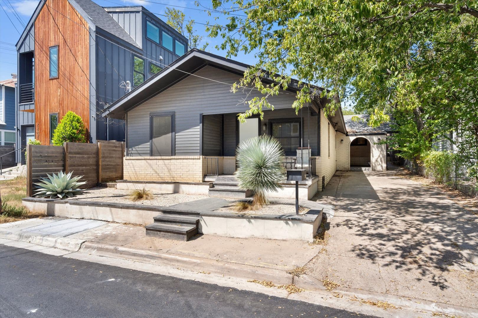 Austin House: 2204 Santa Rita Street