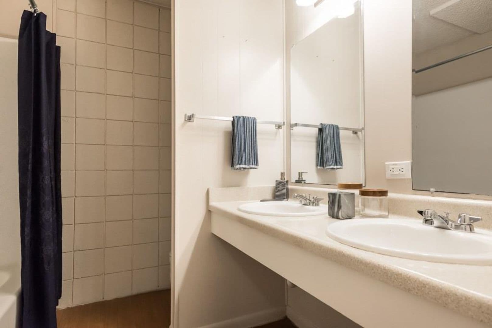 Austin Apartment: 3212 Red River St
