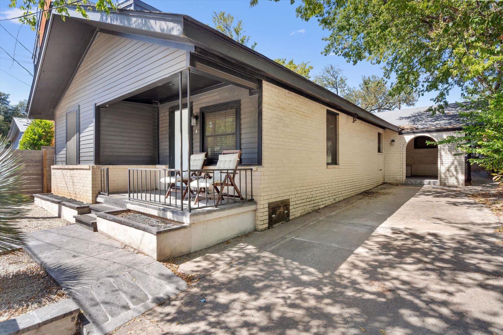 Austin House: 2204 Santa Rita Street