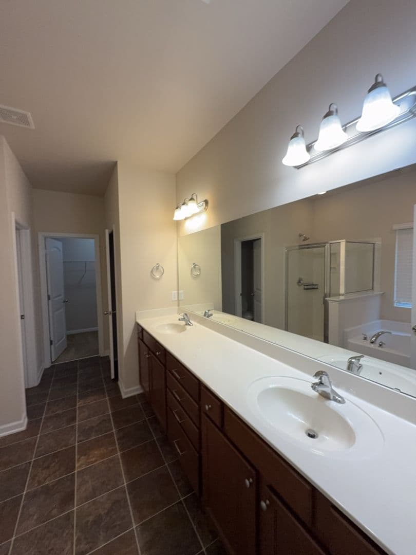 Lexington House: 204 Ashmore Ln