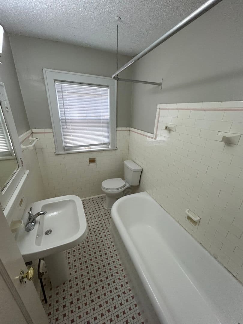 Kansas City Apartment: 5446 Charlotte St.