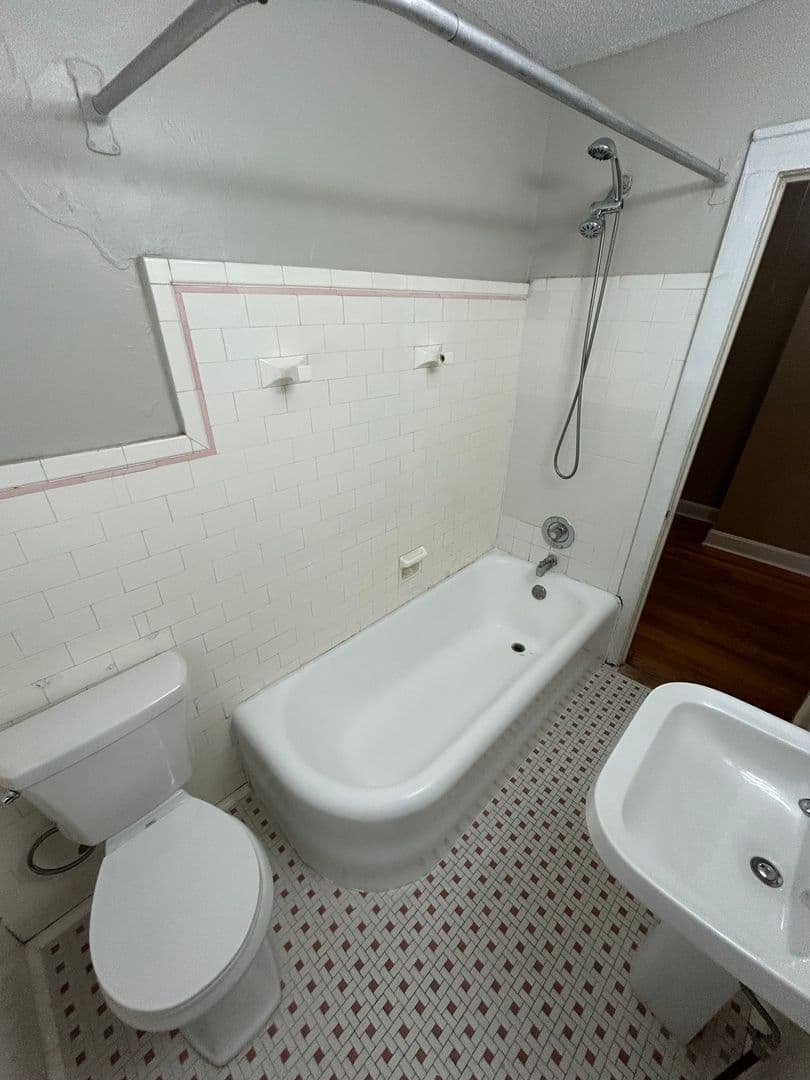 Kansas City Apartment: 5446 Charlotte St.