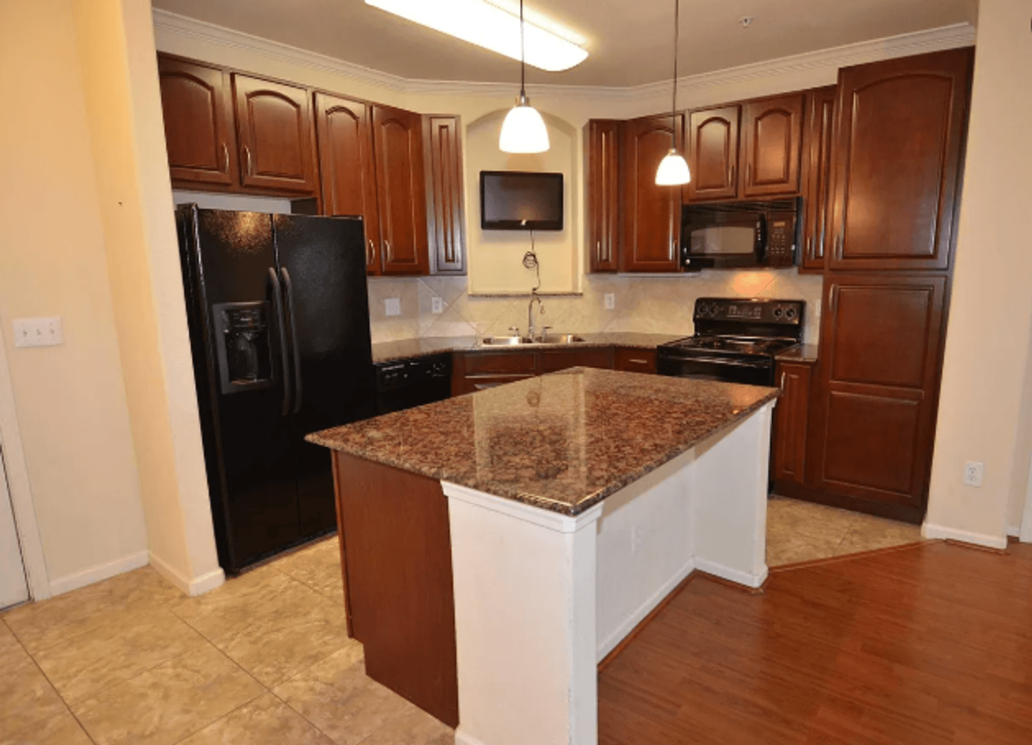 Columbia House: 1085 Shop Rd Unit 320
