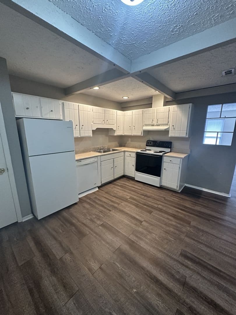 Hisxon House: 809 Forest Dale Lane