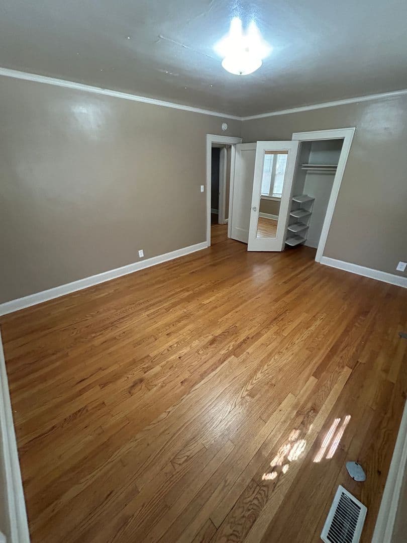 Kansas City Apartment: 5446 Charlotte St.