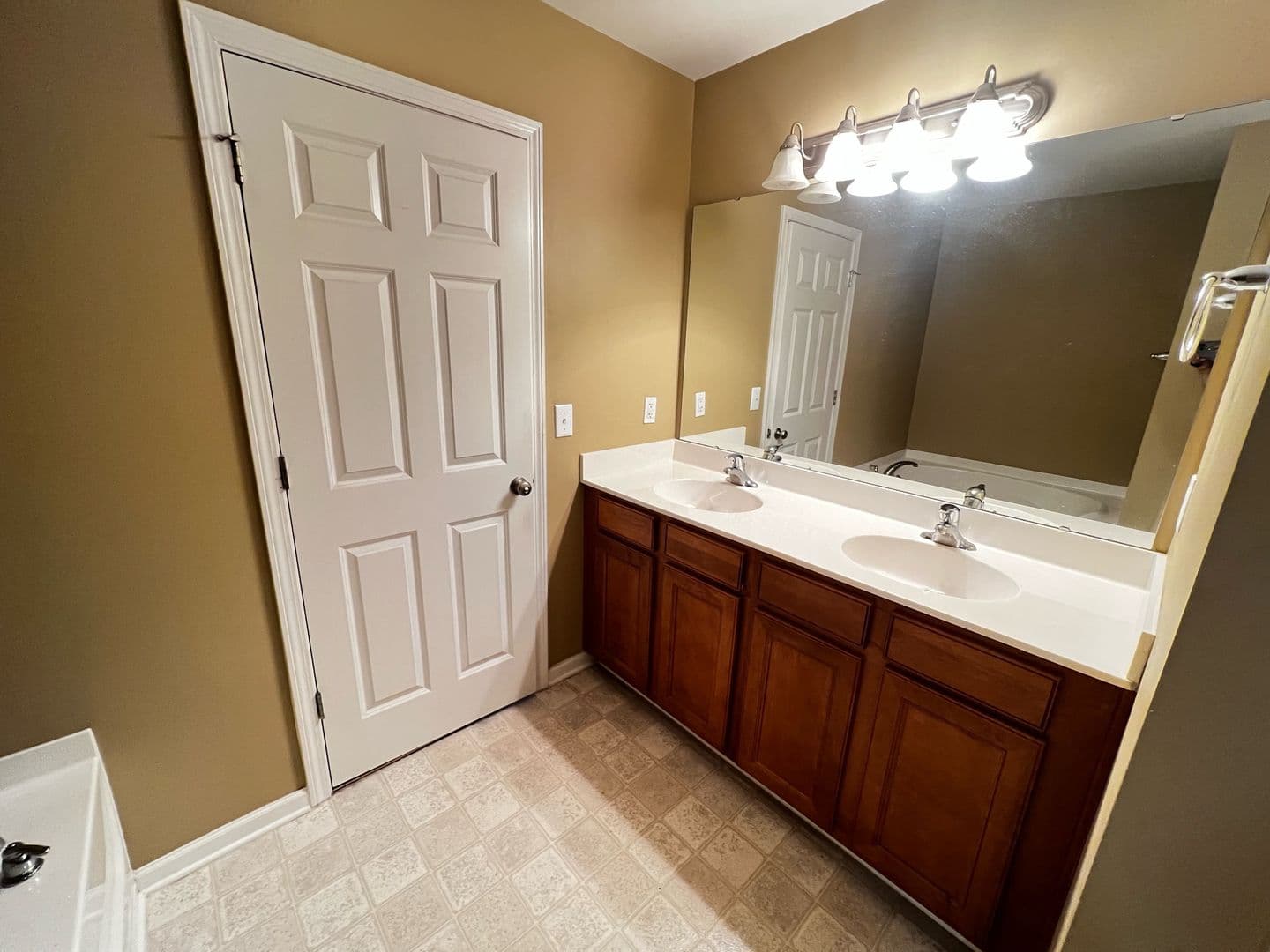 Summerville Townhome: 226 S Lamplighter Ln
