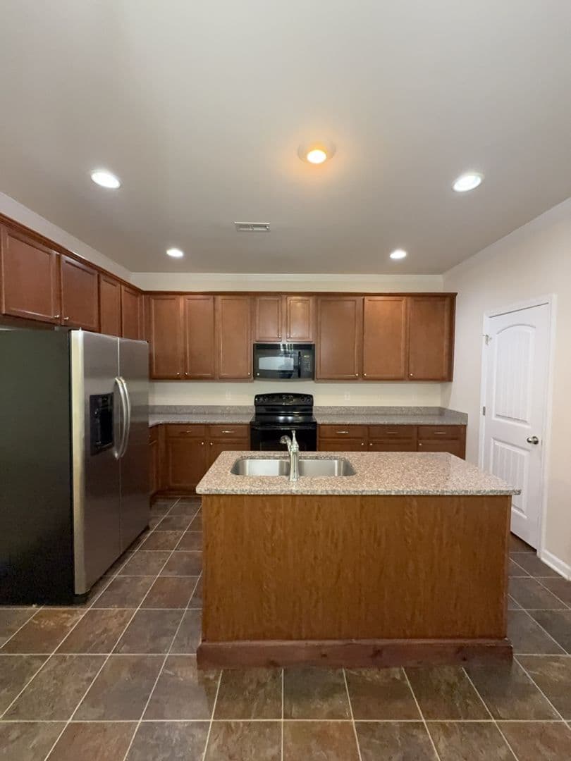 Lexington House: 204 Ashmore Ln