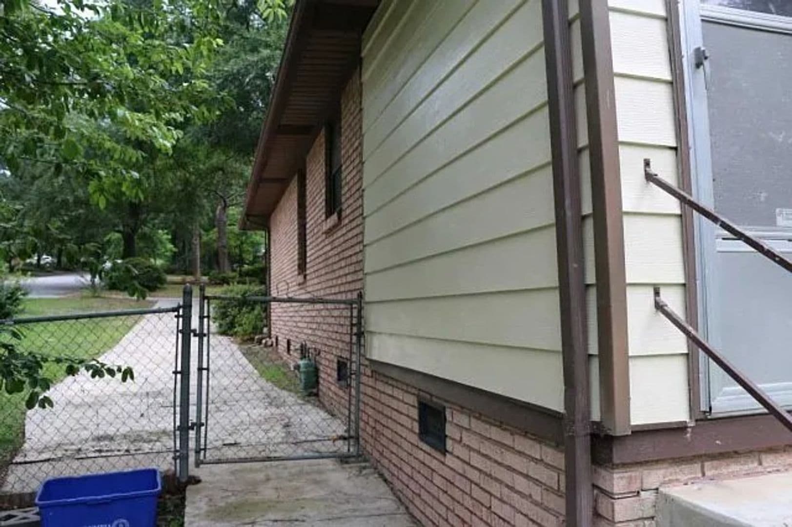 Columbia House: 949 Howard St