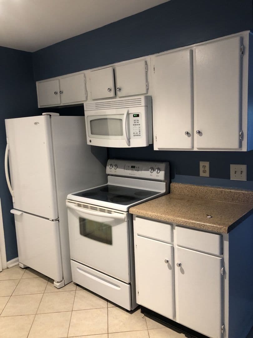 Charleston House: 1402 Camp Rd Apt 4C