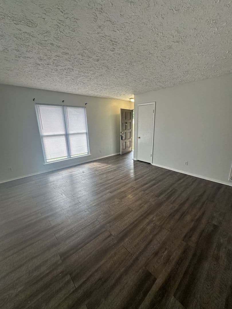 Hisxon House: 809 Forest Dale Lane