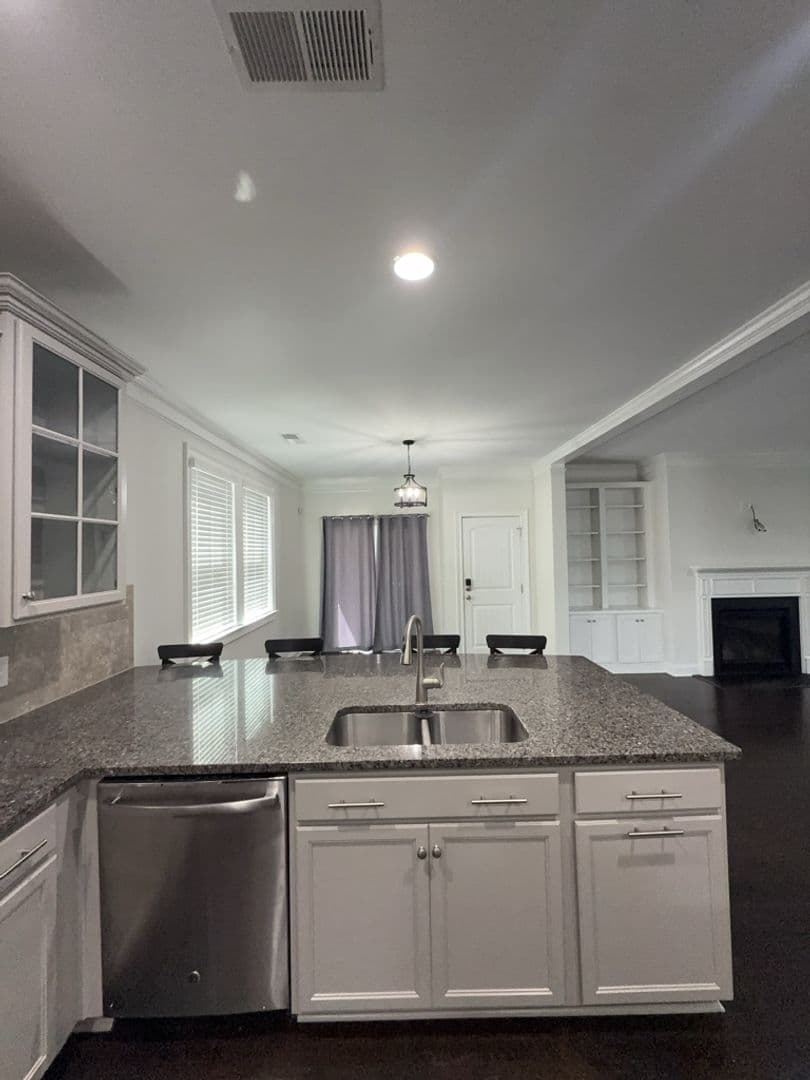 Elgin House: 234 Thacher Loop