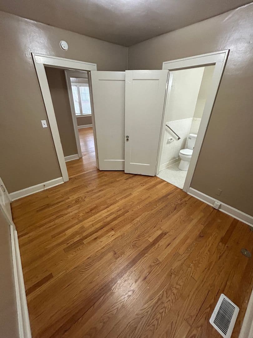 Kansas City Apartment: 5446 Charlotte St.
