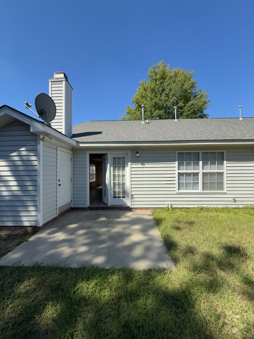 Columbia House: 515 Providence Crossing Dr