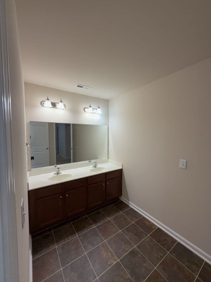 Lexington House: 204 Ashmore Ln