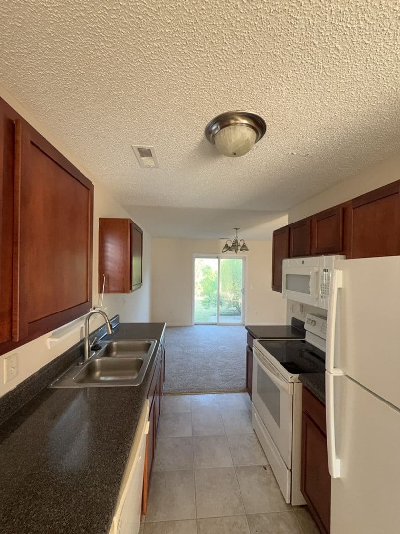 Lexington House: 420 Cape Jasmine Way
