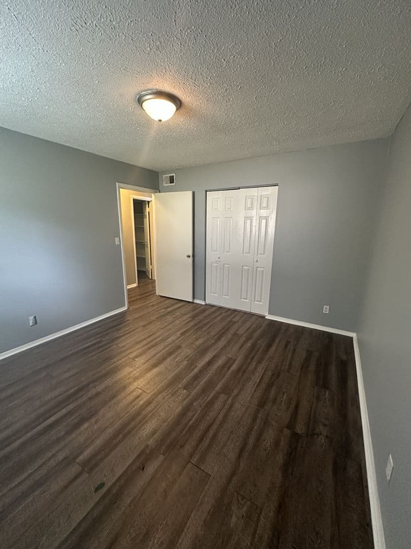 Hisxon House: 809 Forest Dale Lane