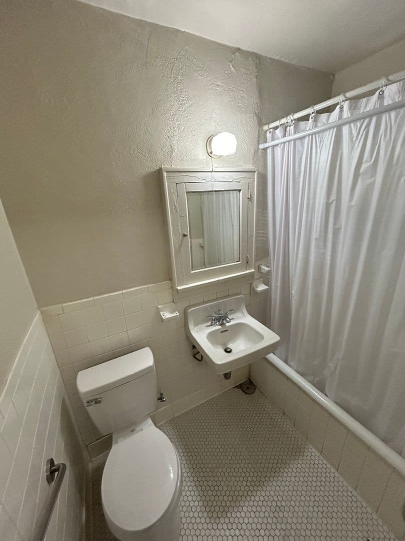 Kansas City Apartment: 5446 Charlotte St.