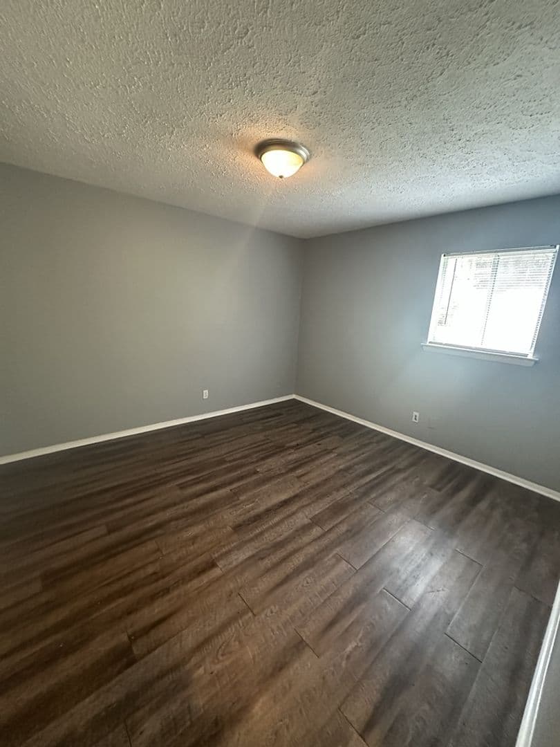 Hisxon House: 809 Forest Dale Lane