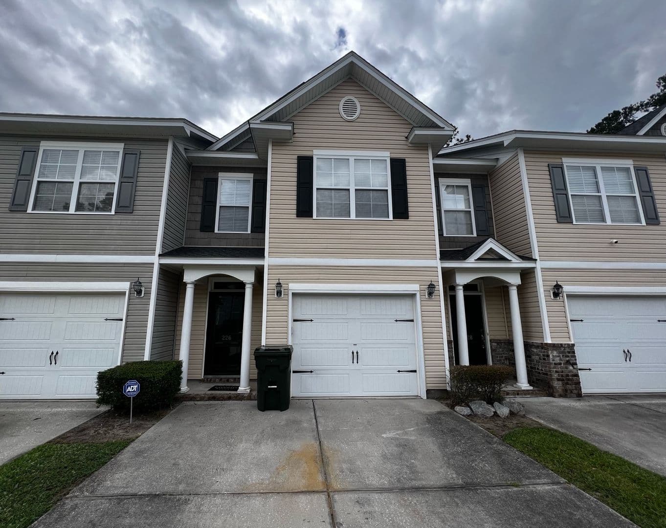 Summerville Townhome: 226 S Lamplighter Ln