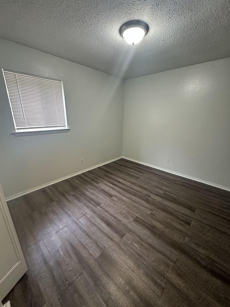 Hisxon House: 809 Forest Dale Lane