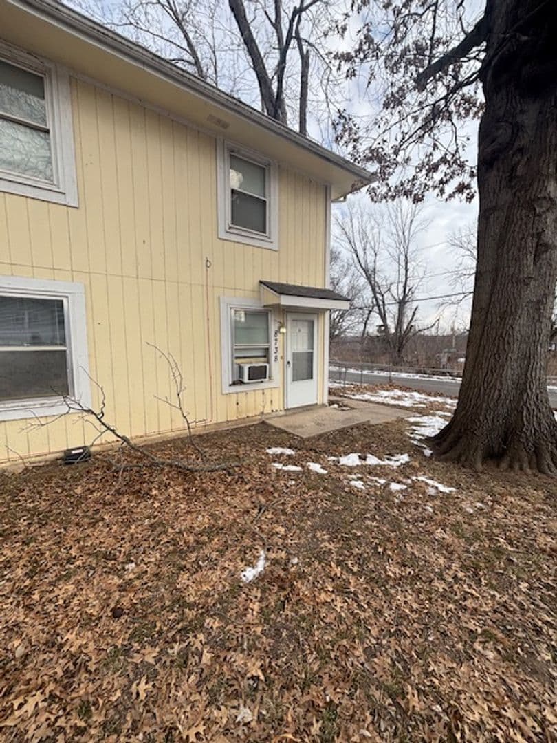 Independence Apartment: 8738 East Thompson Avenue
