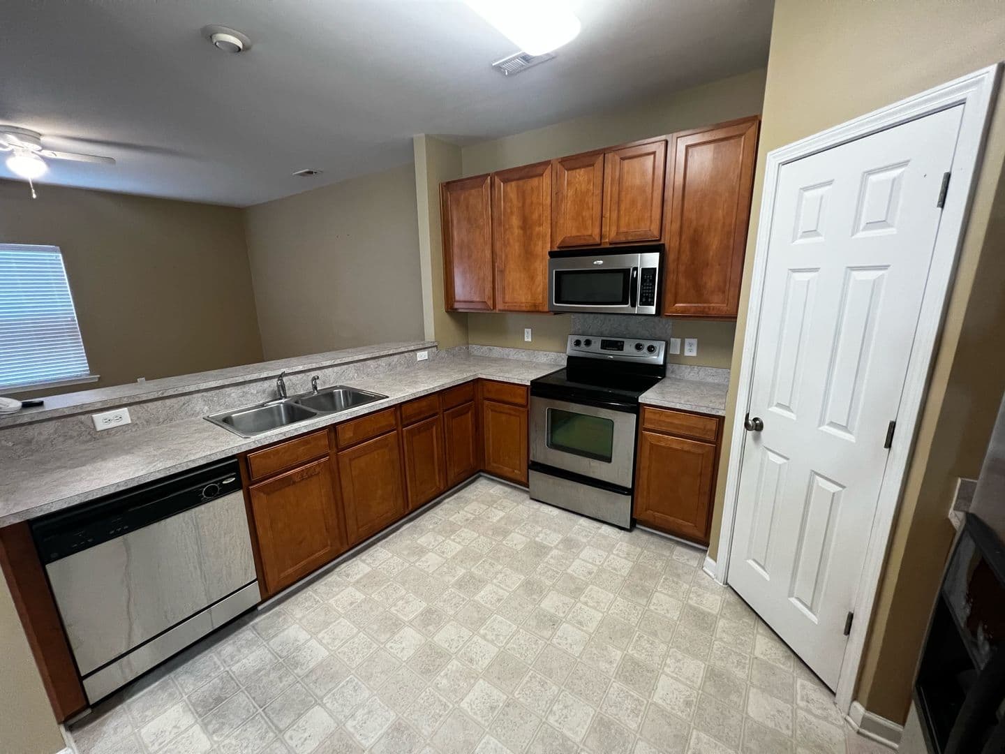 Summerville Townhome: 226 S Lamplighter Ln