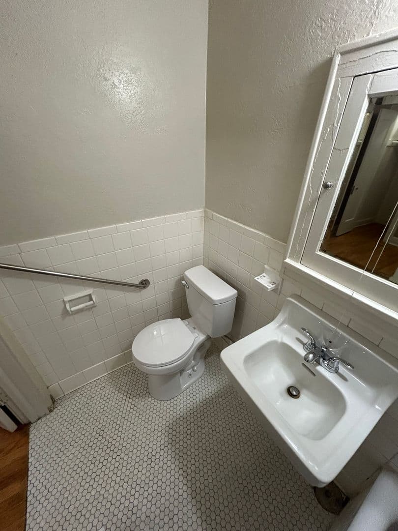 Kansas City Apartment: 5446 Charlotte St.