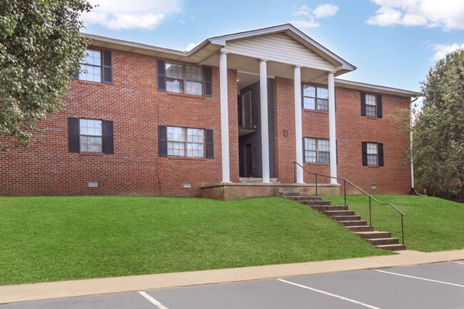 Woodbury Apartment: 103 S Ridge Dr