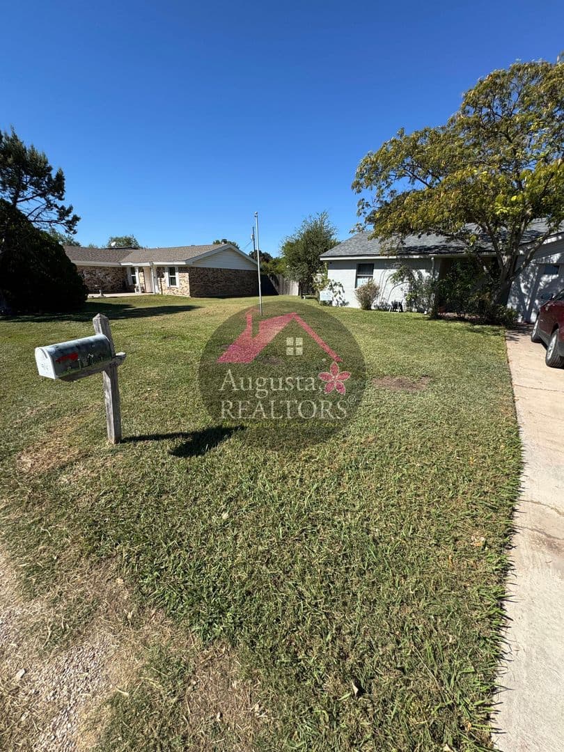 Clyde House: 914 Tanglewood Dr