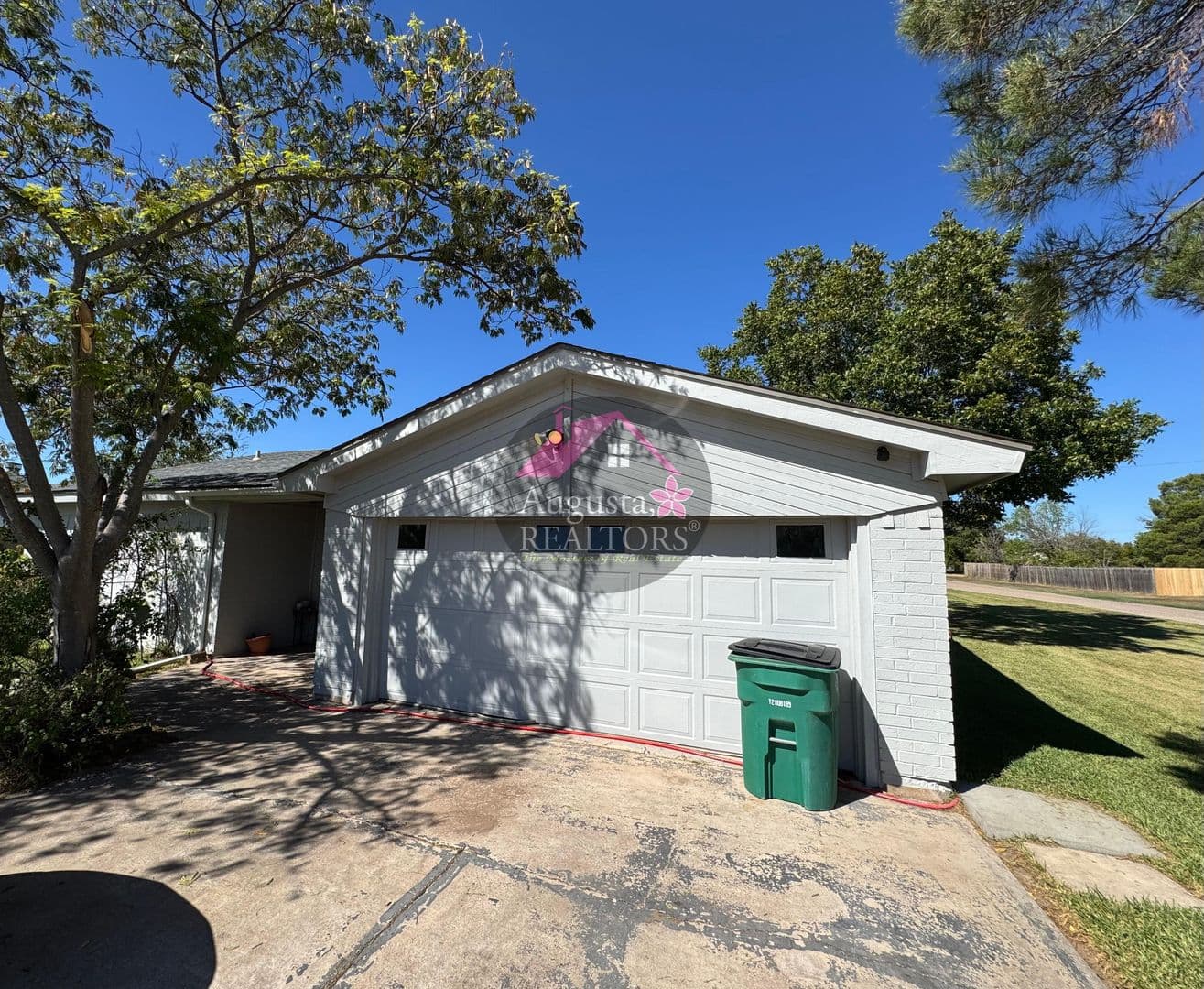 Clyde House: 914 Tanglewood Dr