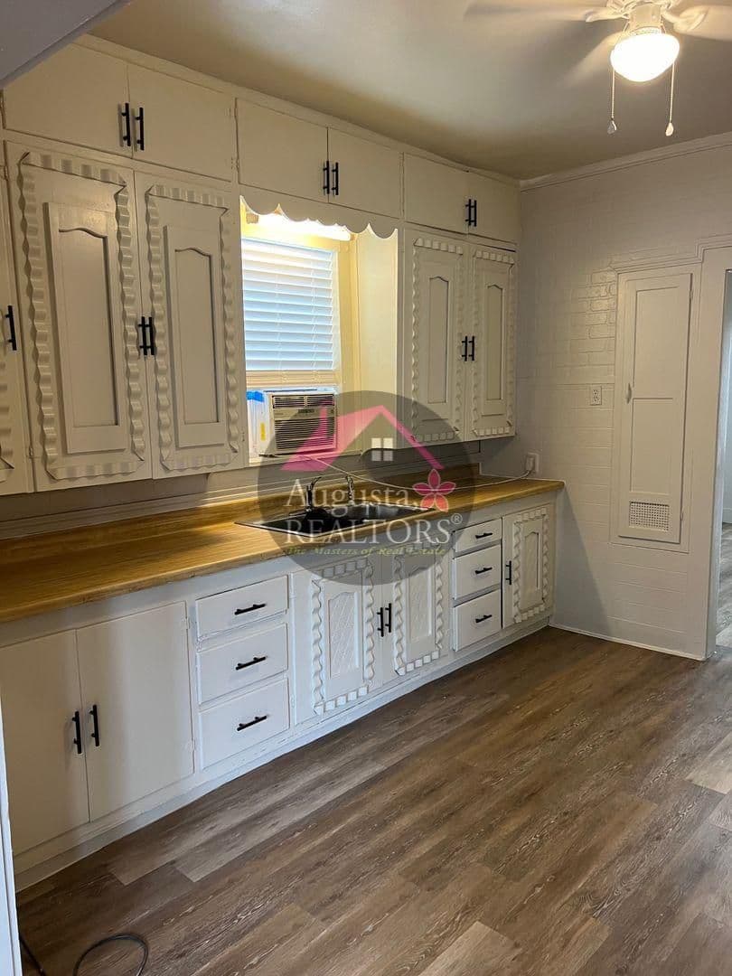 Sweetwater House: 1304 James St.