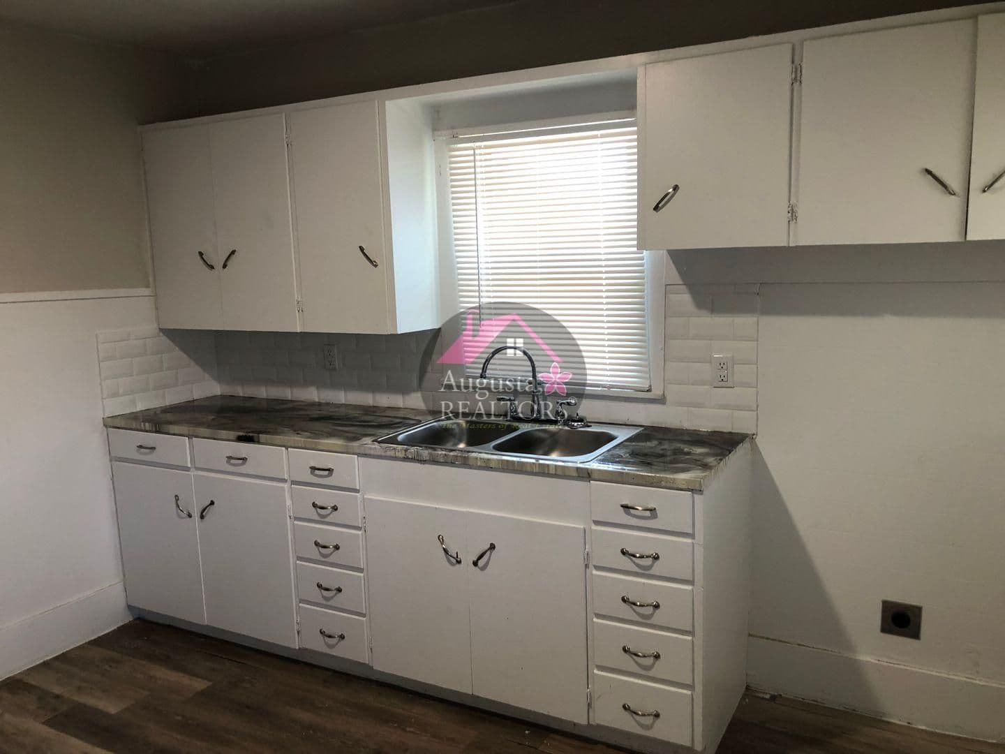 Coleman Apartment: 502 Cottonwood St.