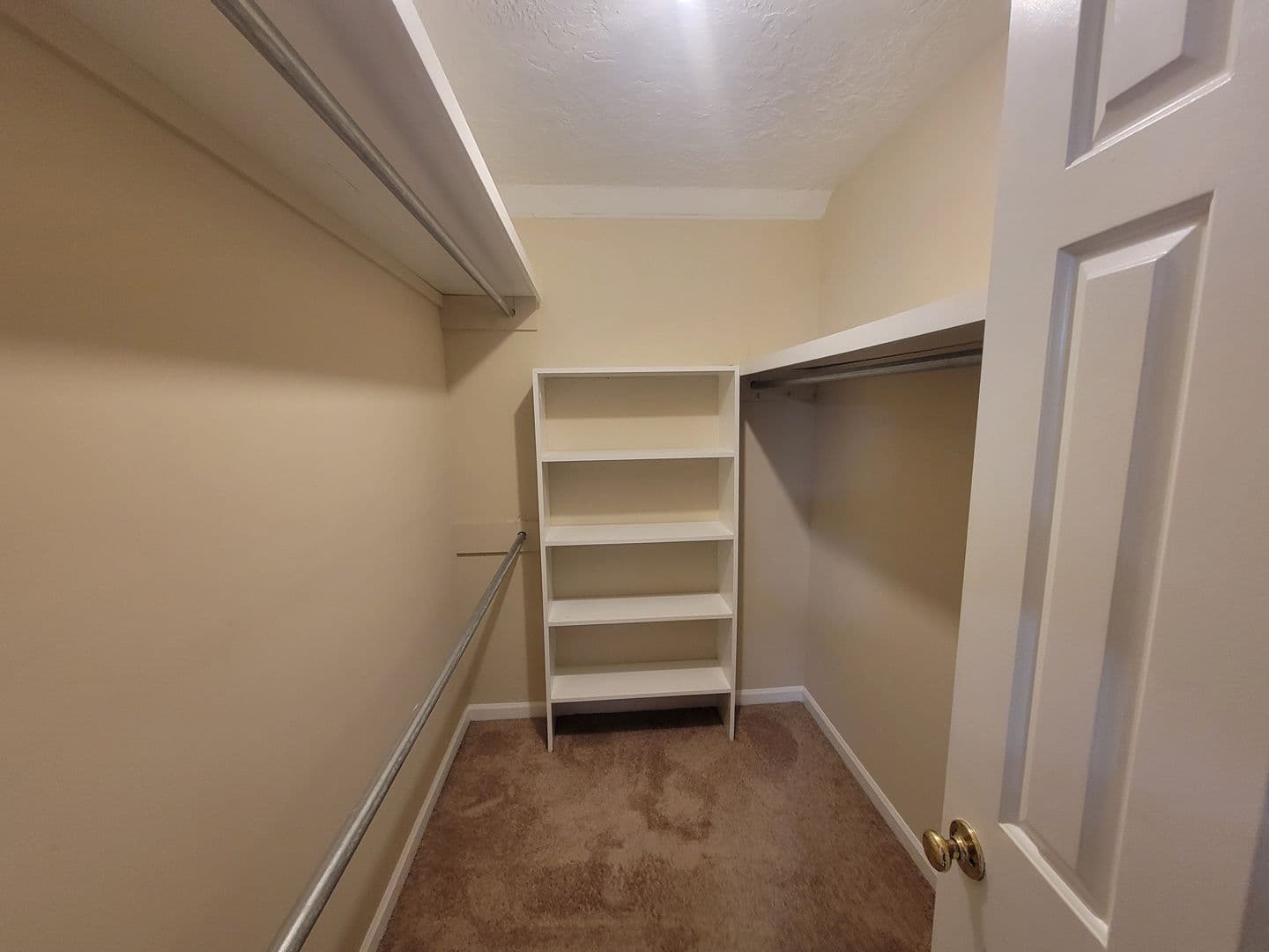 Martinez House: 288 Wakefield Ln S