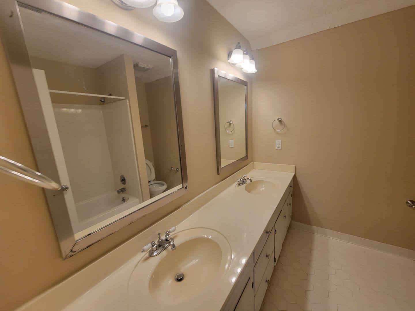 Martinez House: 288 Wakefield Ln S