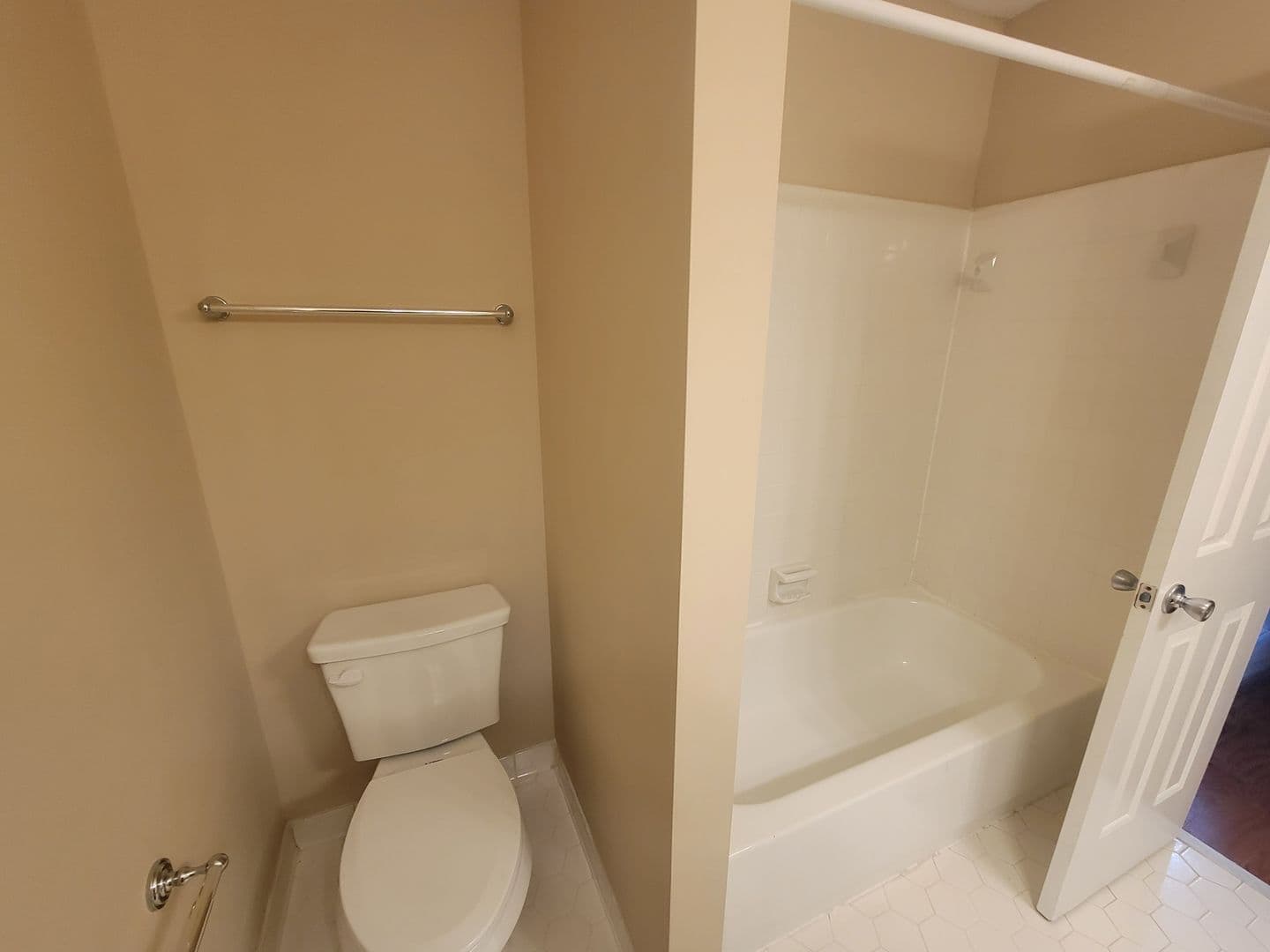 Martinez House: 288 Wakefield Ln S