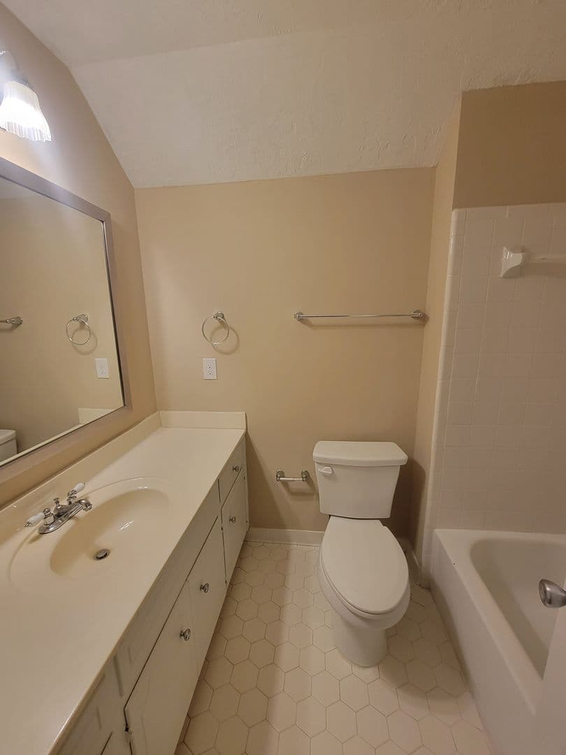Martinez House: 288 Wakefield Ln S
