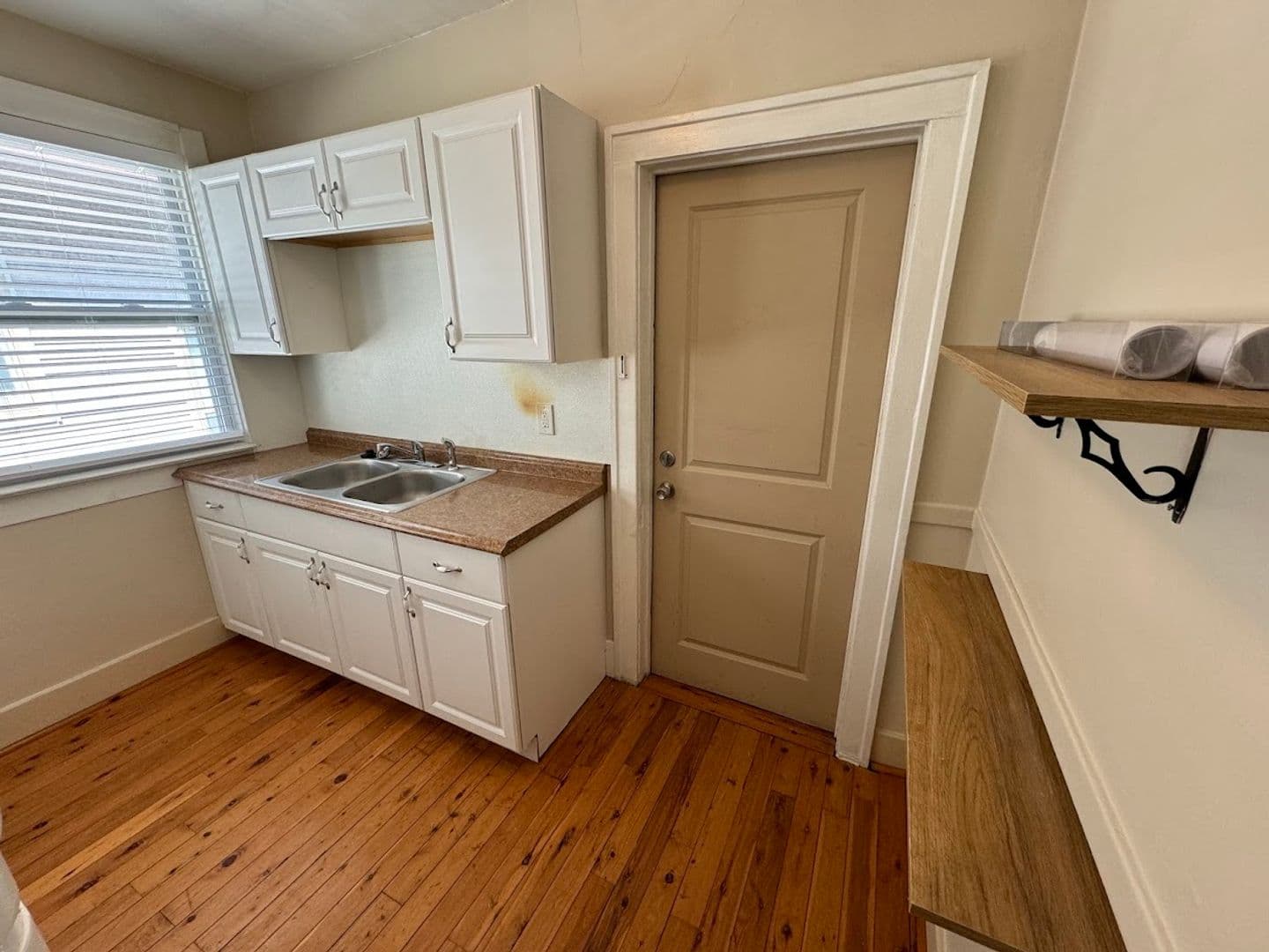 Ferndale Apartment: 143 E Chesterfield