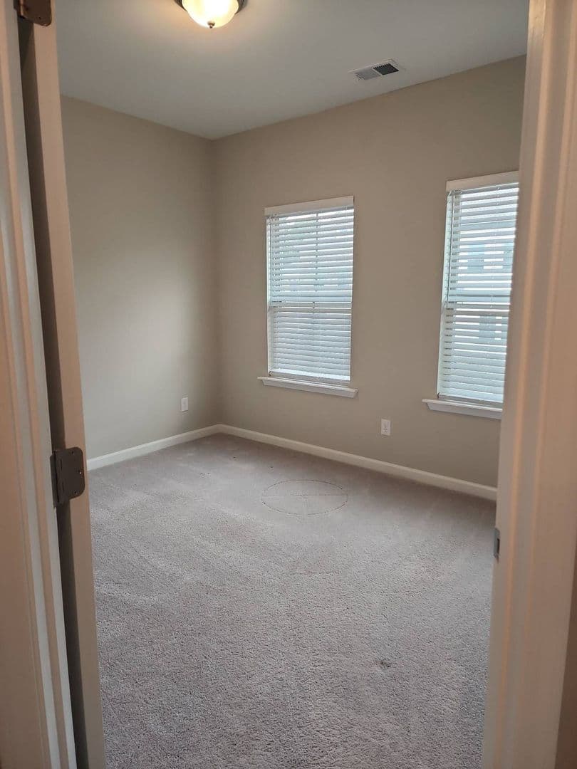 Woodstock Townhome: 327 Commons Ave.