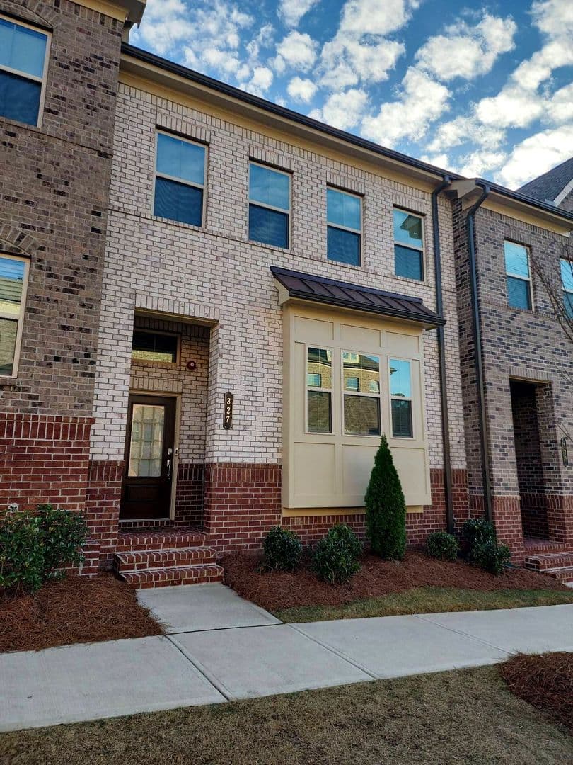 Woodstock Townhome: 327 Commons Ave.