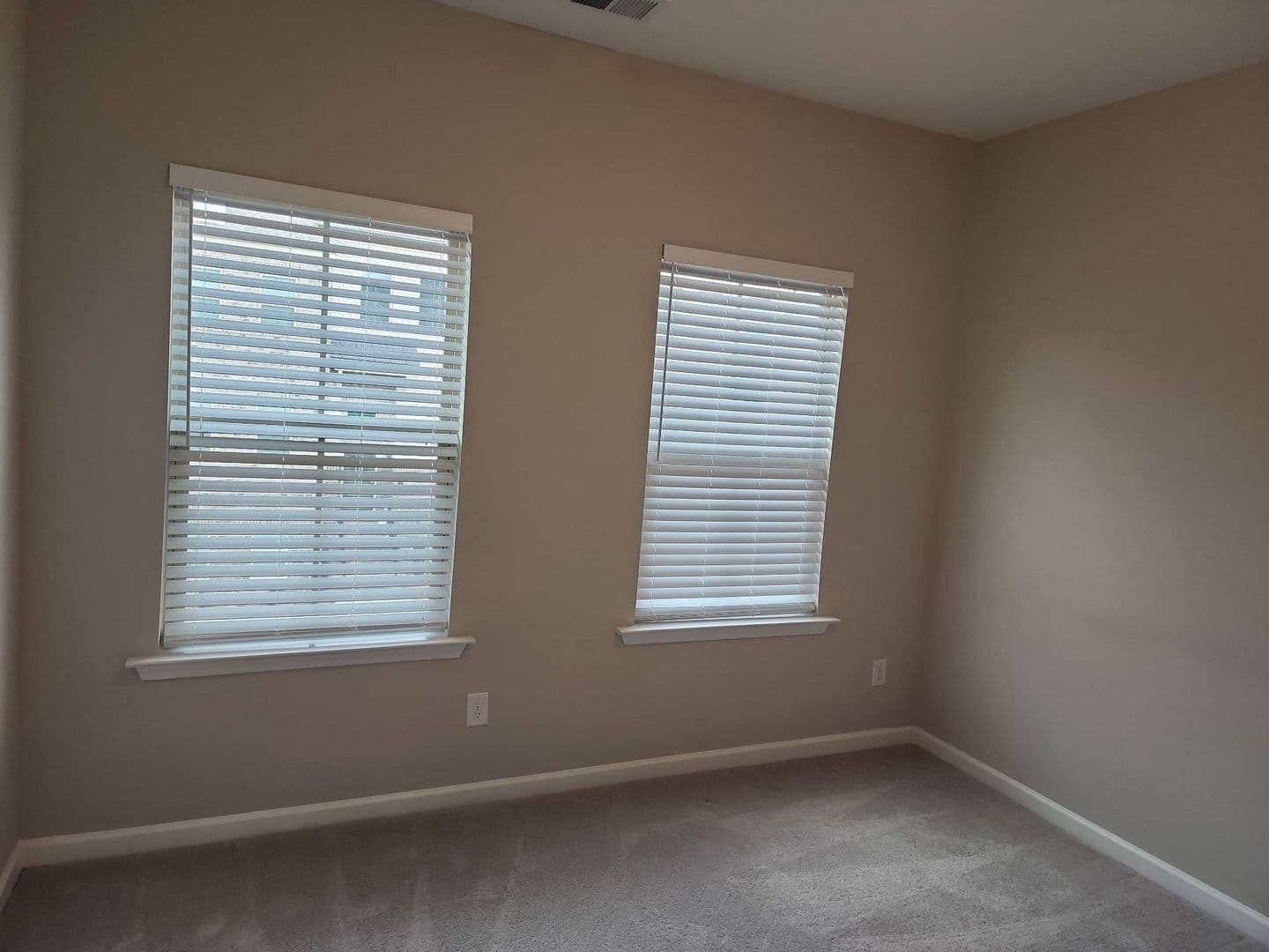 Woodstock Townhome: 327 Commons Ave.