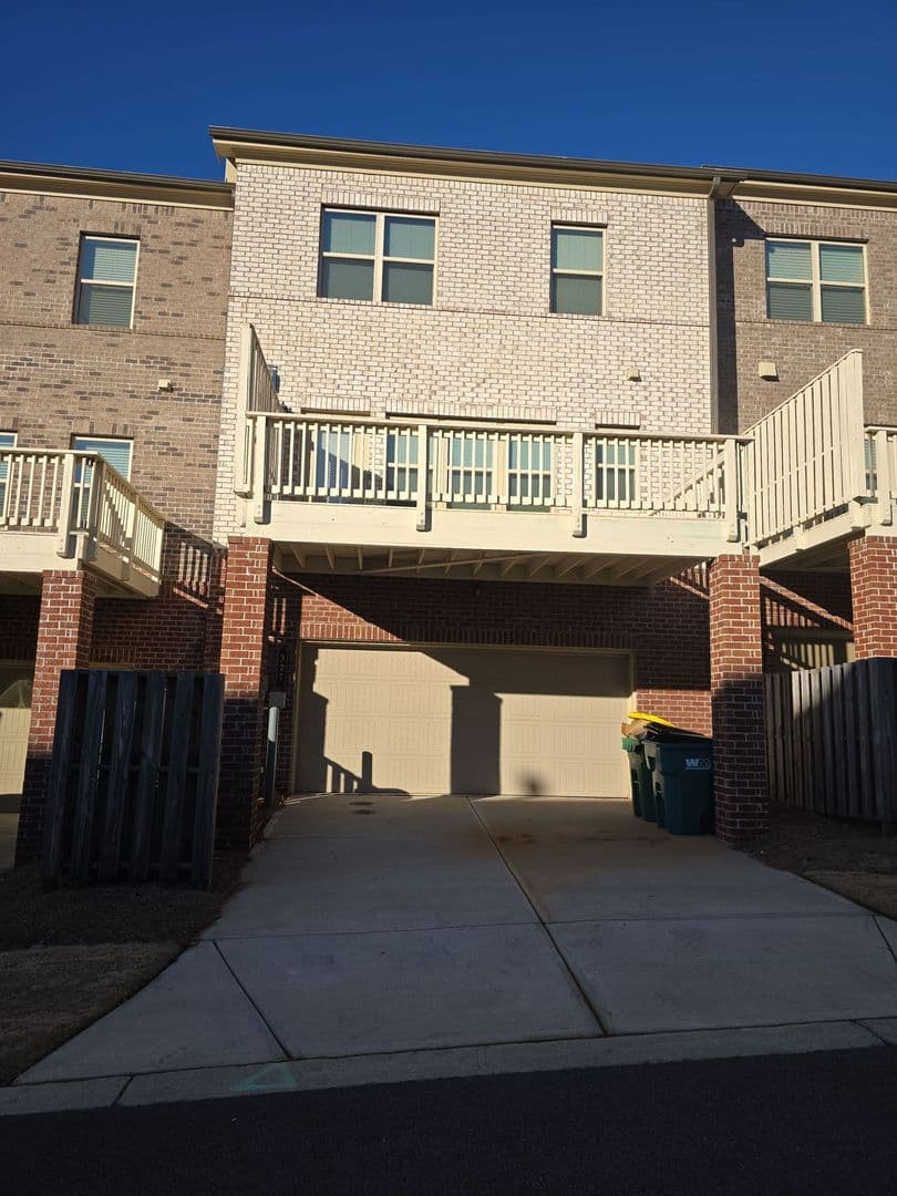 Woodstock Townhome: 327 Commons Ave.