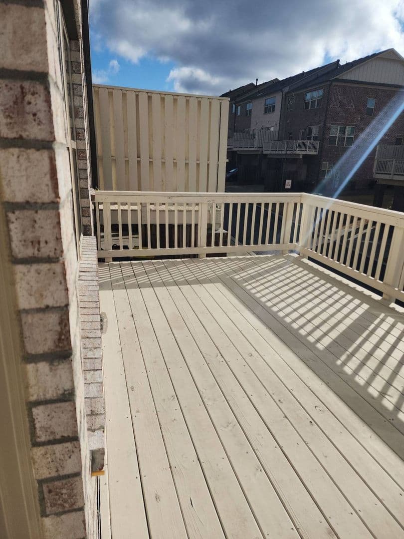 Woodstock Townhome: 327 Commons Ave.