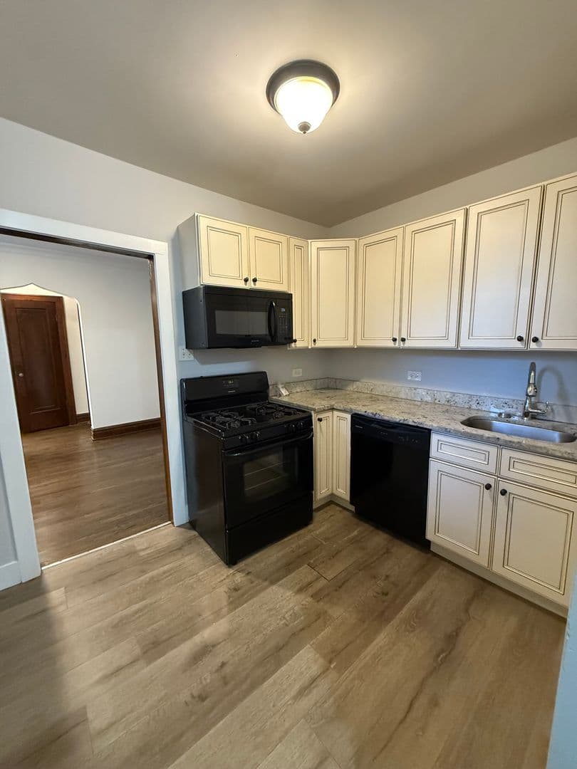 Berwyn Apartment: 1850-52 S Clarence