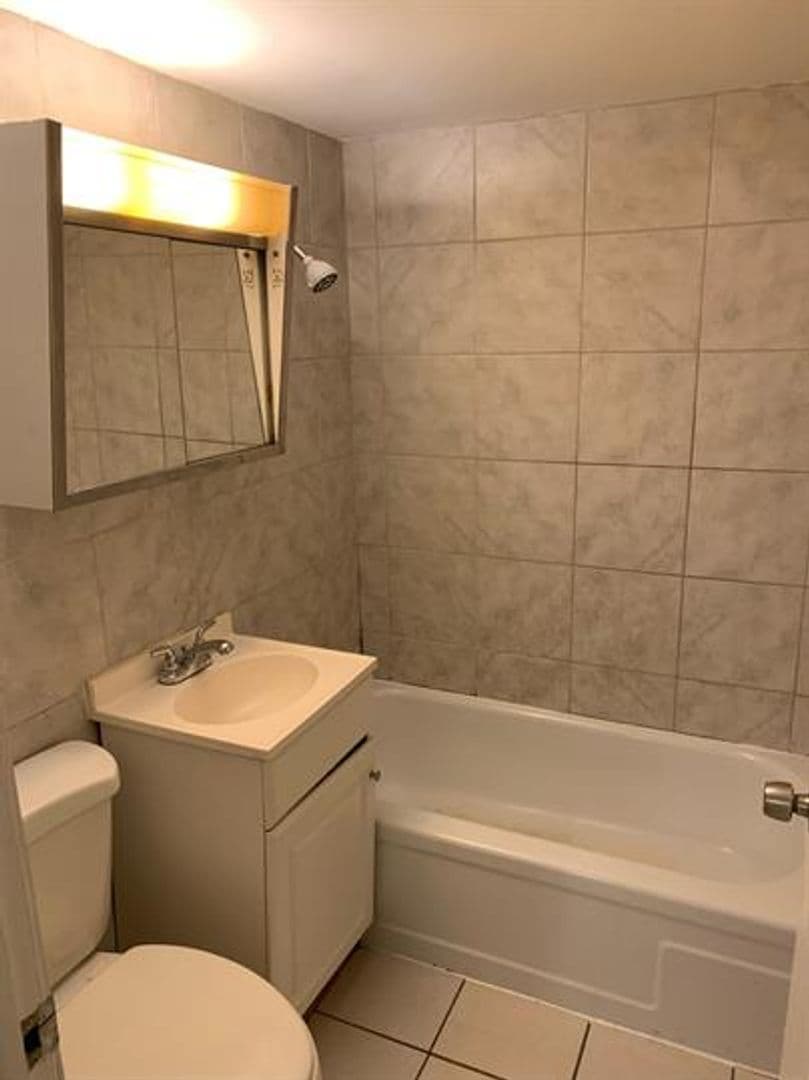 Burnham Apartment: 14446 Torrence Avenue